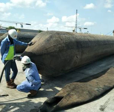 Spuštění balónů lodí