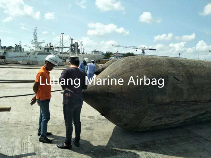 Marine Airbags Spuštění A Docking Vessel V Argentině