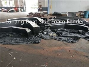 Boční pěnový blatník na boku lodi